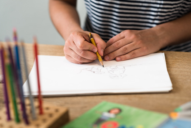 Verena beim Zeichnen.